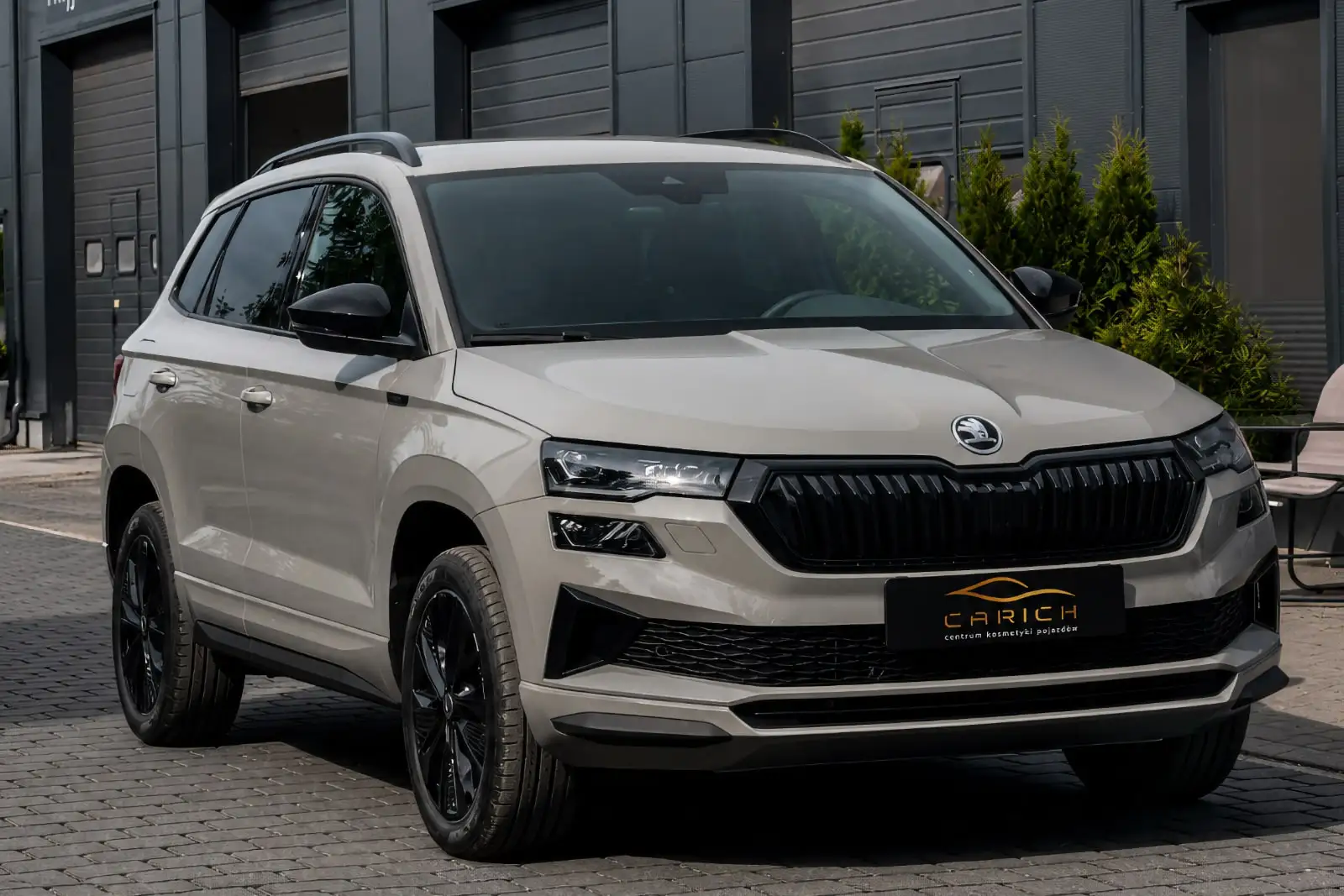 Powłoka ceramiczna na nową Skodę Karoq w Carich. Dlaczego nowe auto też wymaga przygotowania?
